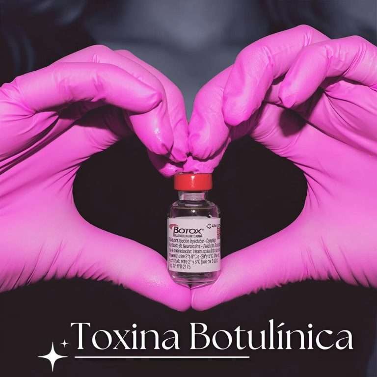 Frasco de toxina botulínica sostenido por guantes rosas en forma de corazón, simbolizando estética y cuidado facial en Santiago Centro