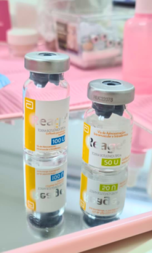 Frascos reales de toxina botulínica Reage utilizados en tratamientos estéticos faciales en Lux Dental, Santiago Centro